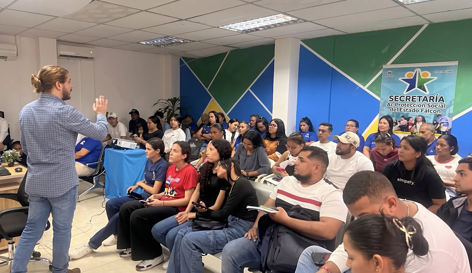 INCES certifica a 54 trabajadores de la Secretaría de Protección Social en gestión de datos